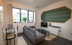 Ideal For Groups - Lovely 2 Bedroom Apartment - Free Parking, Transit Links, Close To Stadiums